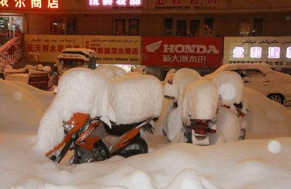 新疆局地积雪高达大腿今明局地仍有暴雪