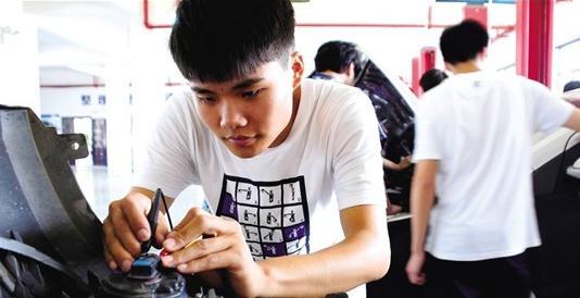 人大代表:高职应开设本科专业培养技术精英