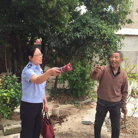 老人捡垃圾上瘾民警清出28车垃圾