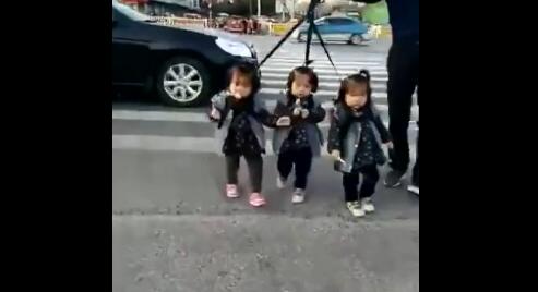 这位爷爷带三胞胎的方式要火