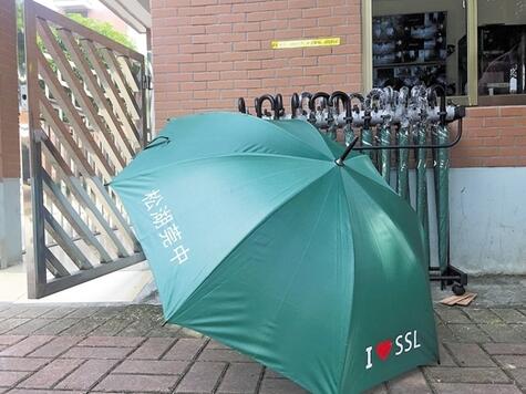家长捐赠爱心雨伞