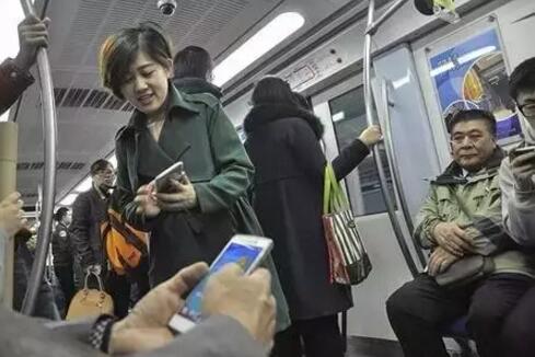 地铁扫码或将受罚