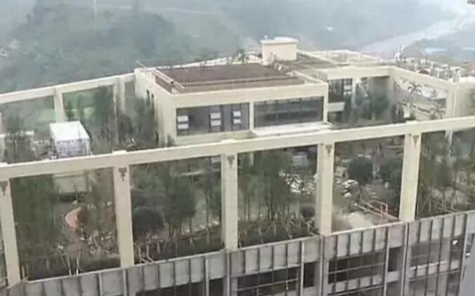 高楼现空中违建