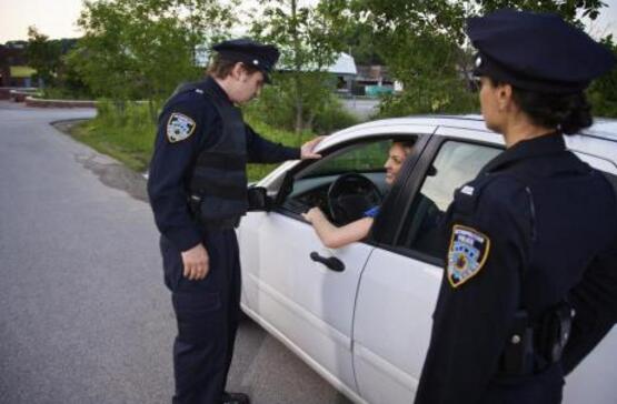 警花白燕妮,回家路上被误作“谈判专家”