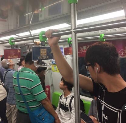 没让座连骂3站路,不是亲眼所见真不敢相信