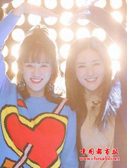 谢娜晒与陈乔恩牵手照 两人深夜畅聊让人羡慕 真是太暖了!