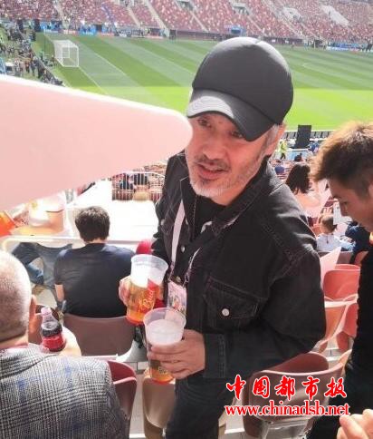 球迷陈奕迅吴秀波!网友抓拍球迷陈奕迅吴秀波惊现世界杯开幕式现场