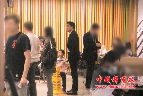 霍启刚抱儿子买餐低调随和,身家过亿却无总裁架子